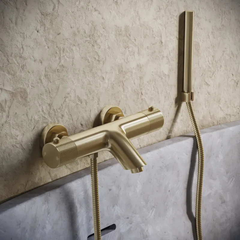 Shop Nu Saniclear Brass Curved thermostatische opbouw badkraan met handdouche geborsteld messing - mat goud